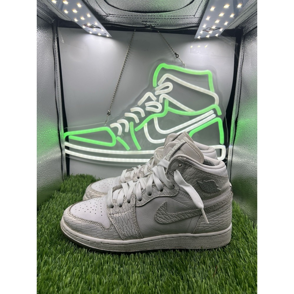 Jordan 1 Retro High Heiress Pure Platinum Size 6Y Women's 7.5 832596-100